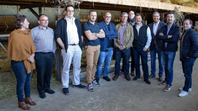 Huit responsables de restaurants gastronomiques parisiens (propriétaires, directeurs techniques, chefs) ont visité l’élevage de veaux d’Aveyron et du Ségala de Pierre Cabrit, vice-président d’Unicor, le 13 mai, au lieu-dit La Borie de Cabrol (Aveyron). © NICOLAS DELSAUT